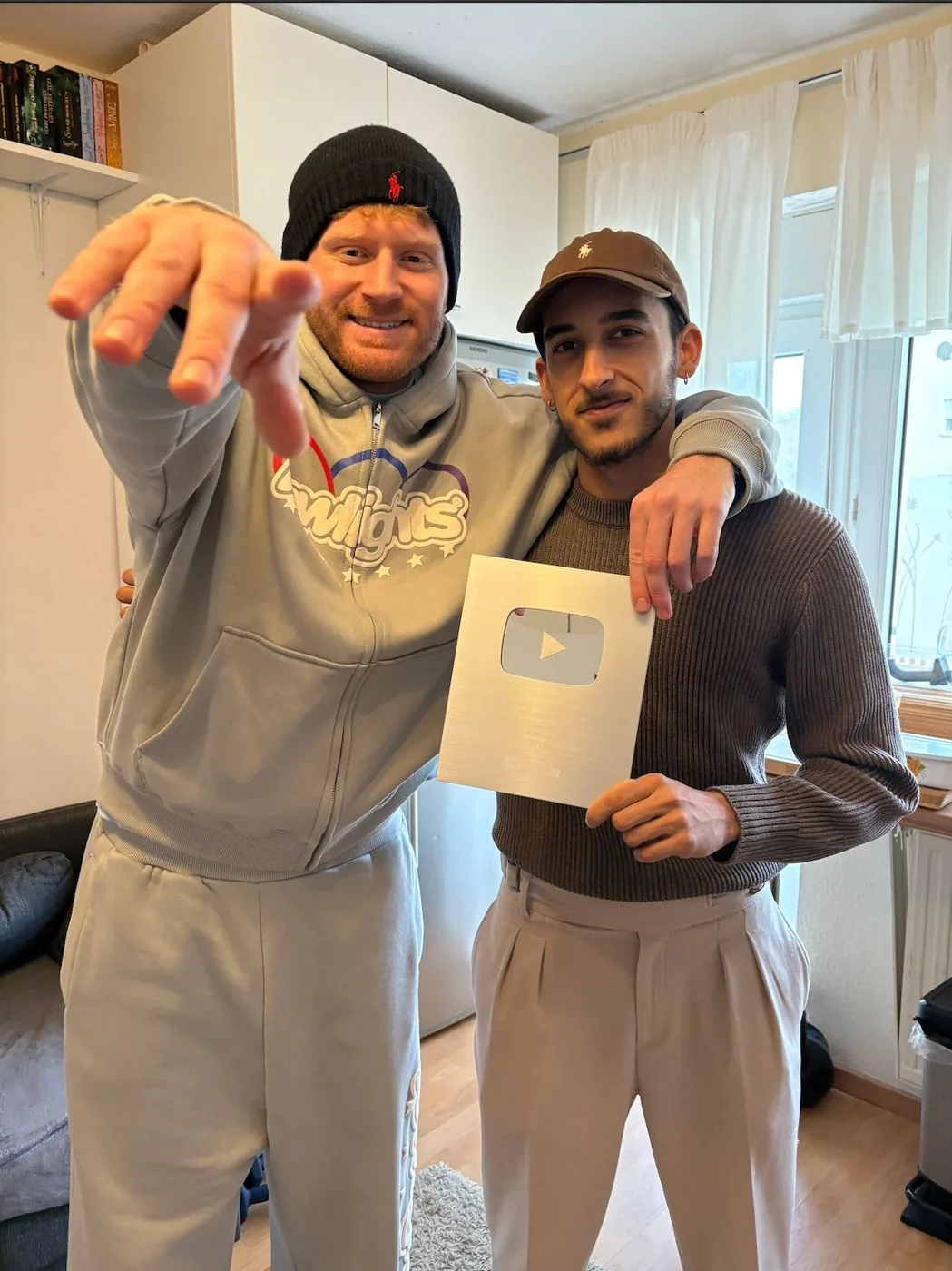 Dima und Colin mit dem YouTube Silver Play Button